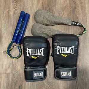 - Everlast Kickboxing Mixed Martial Arts Heavy Bag Gloves L/XL Bundle